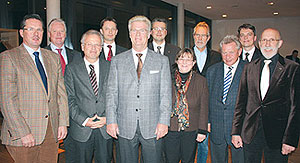 Vorsitzender Henner Blecher (Bildmitte) mit den Damen und Herren des Vorstandes der MIT Remscheid. V.l.n.r.: Kurt-Peter Friese, Axel Eversberg, Peter Spelsberg, Dr. Oliver Kempkes, Henner Blecher, Michael Schwerdtfeger, Barbara Grbitz-Jakobi, Peter-Otto 