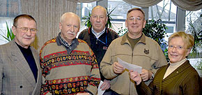 Von rechts: Brgermeisterin Monika Hein, Sieger Karl-Heinz Scherer, Zweitplatzierter Artur Korzen und Dritter Platz fr Horst Janzen. Ganz links: Georg Gregull, Vorsitzender der Senioren-Union.